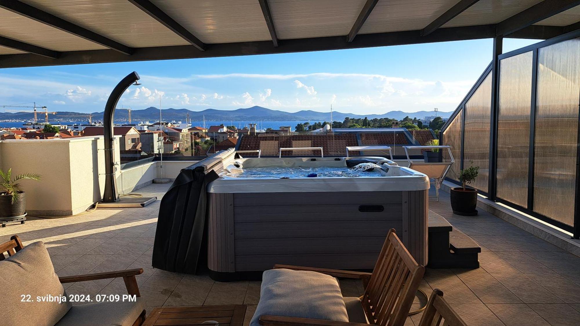 Bruno - Luxury Penthouse With Jacuzzi